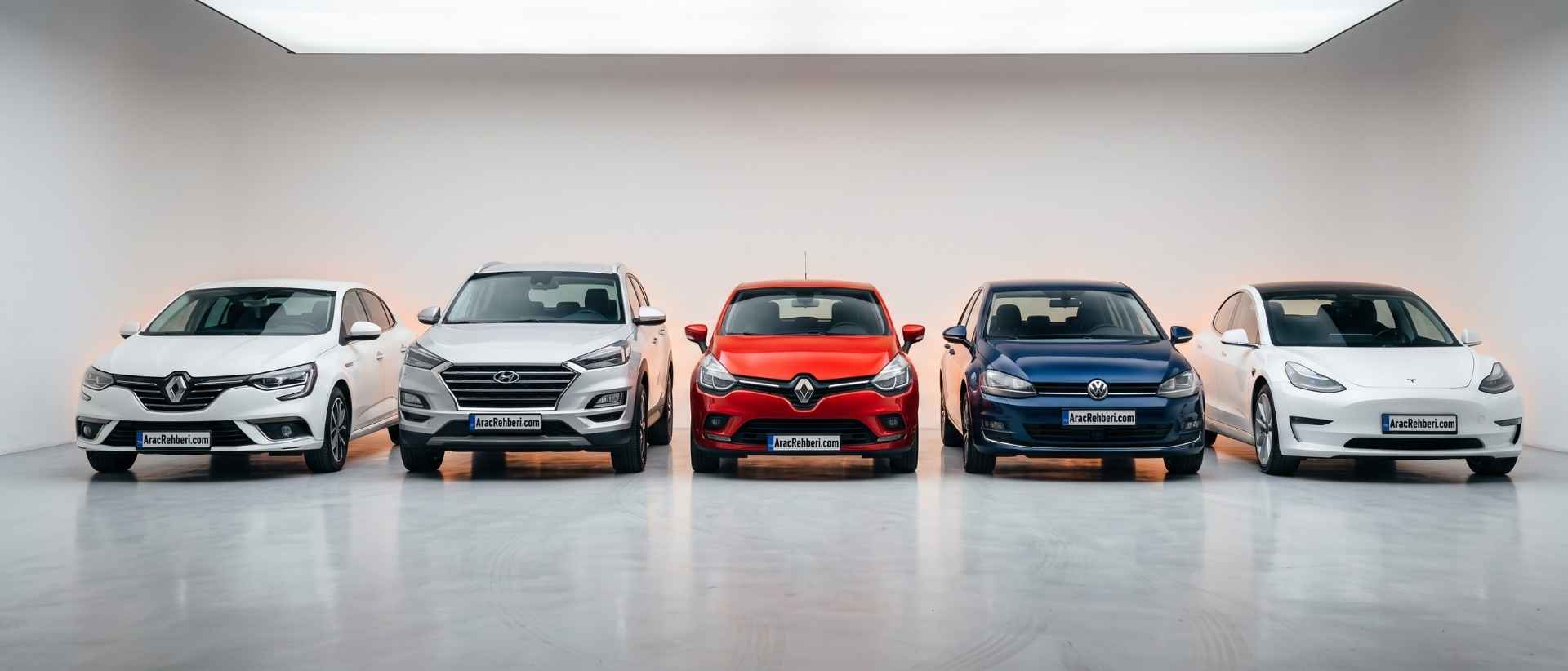 Renault Megane, Hyundai Tucson, Renault Clio, Volkswagen Golf ve Tesla Model 3 önden görünüm